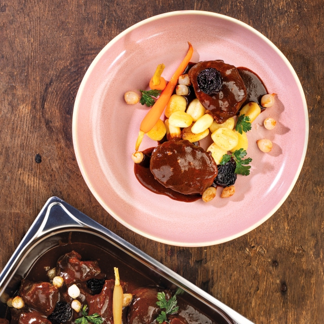 Policzki wieprzowe/ wędzona śliwka / marynowana marchew / gnocchi